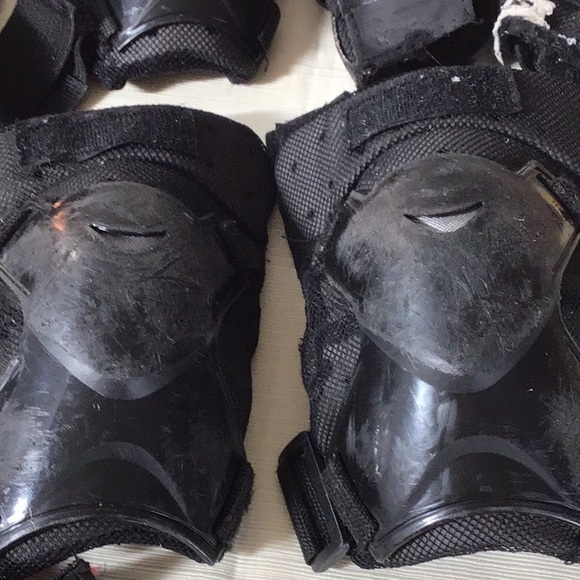 🎁 5 for $10 Sale🎁Channel One Skateboards Pads Aggressive Series M 8-11 years - Picture 2 of 10